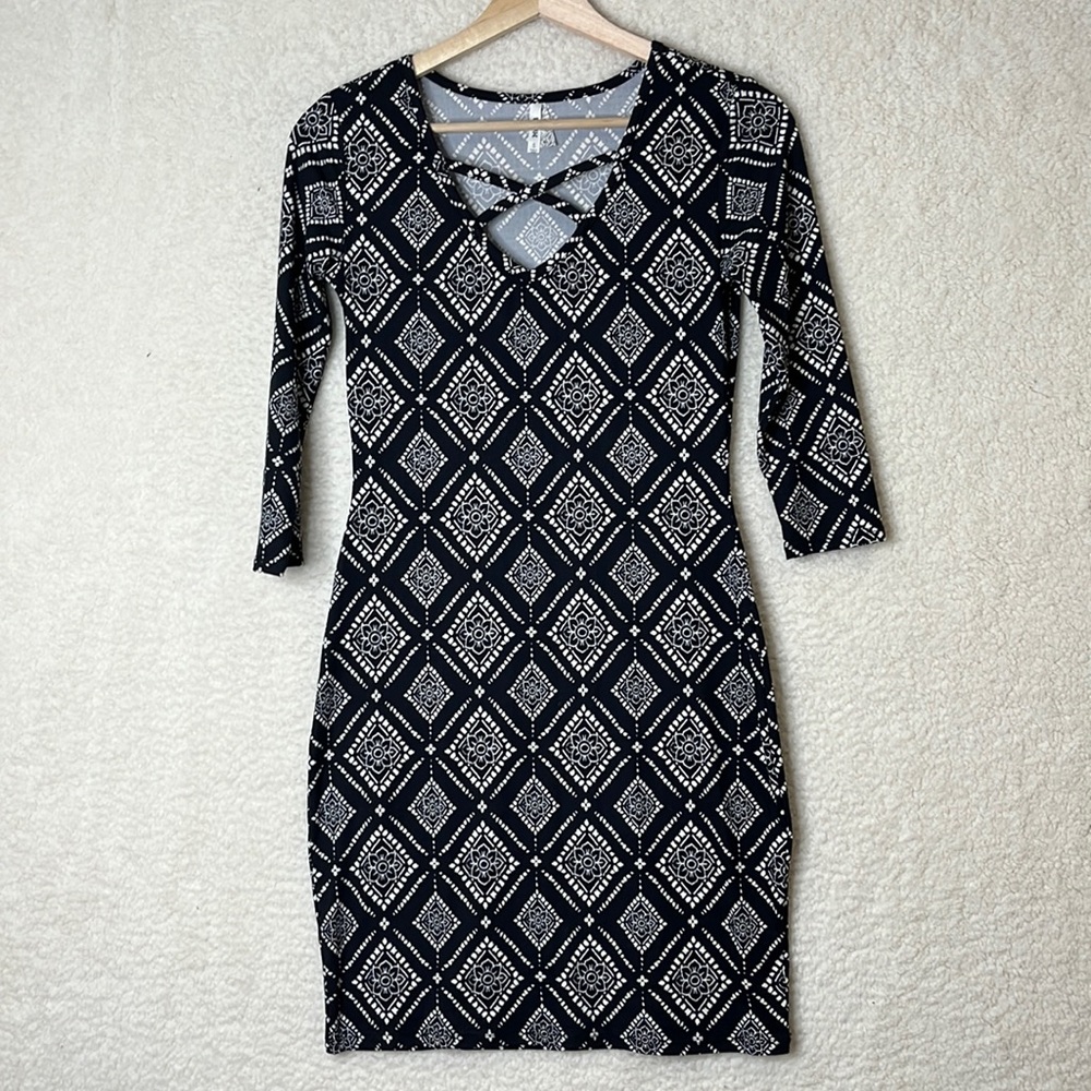 NWT Mudd Womens Black White Geometric 3/4 Sleeve Pullover Bodycon Dress S SMALL